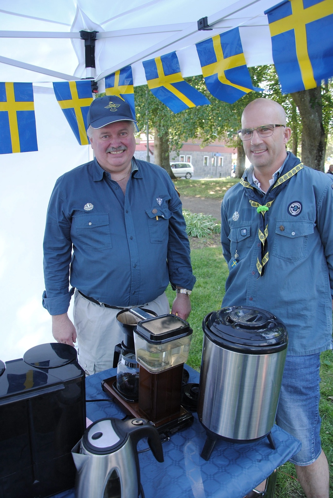 Mats Ernstsson och Pål Nilsson från scouterna kokade kaffe och bjöd alla på tårta.