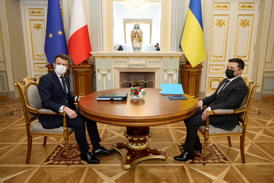 Frankrikes president Emmanuel Macron och Ukrainas dito Volodymyr Zelenskyj vid förhandlingsbordet i Kiev.