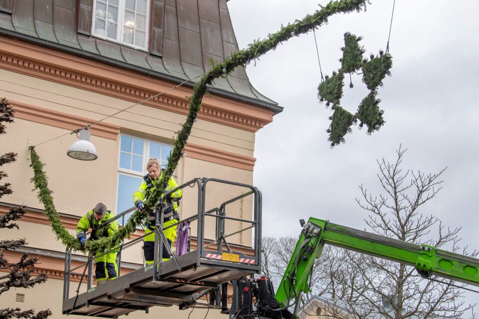 Anna-Karin Andersson och Tommy Karlman, från parkförvaltningen, sätter upp julbelysningen över Storgatan i Växjö inför julen 2020.