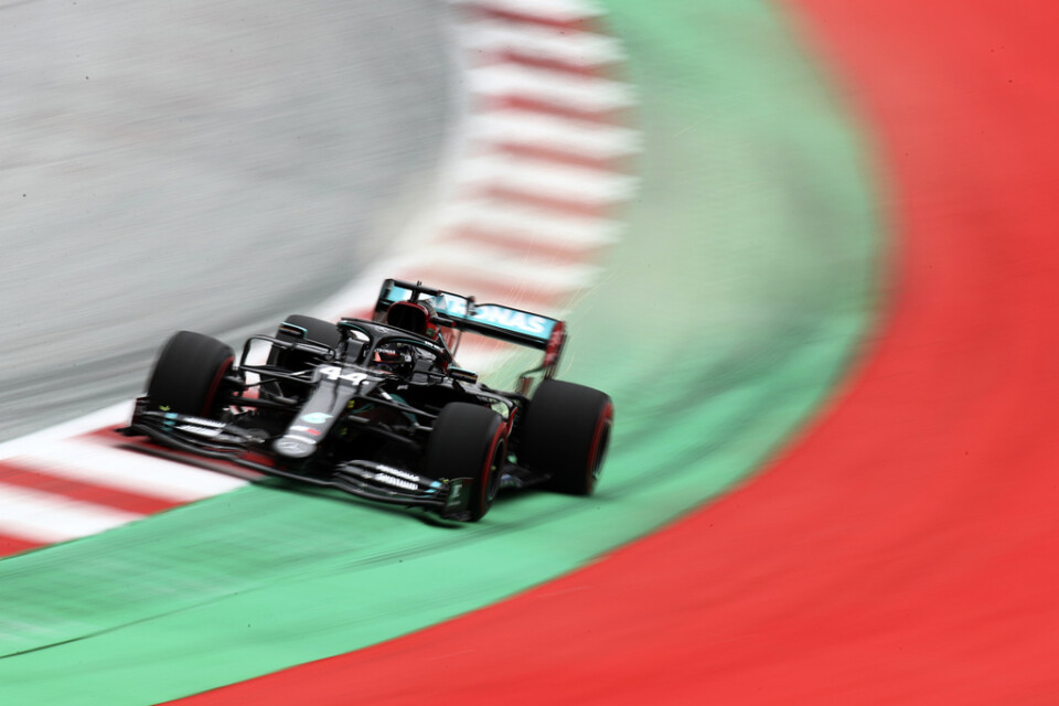 Mercedes Lewis Hamilton var snabbast på fredagens träning.