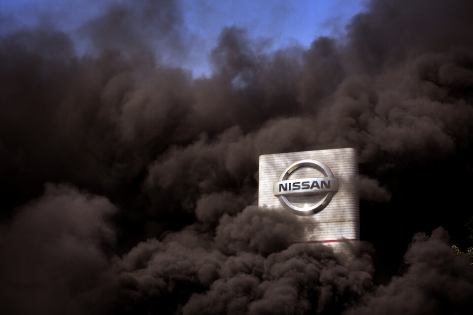 Arbetare bränner bildäck i protest mot Nissans beslut att stänga fabriken i Barcelona.