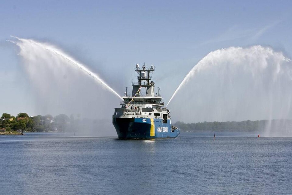 Kustbevakningens fartyg 003, Amfitrite, kommer att ligga kvar utanför Länsstyrelsen i Karlskrona till första november. Då flyttar hon på prov till örlogshamnen.