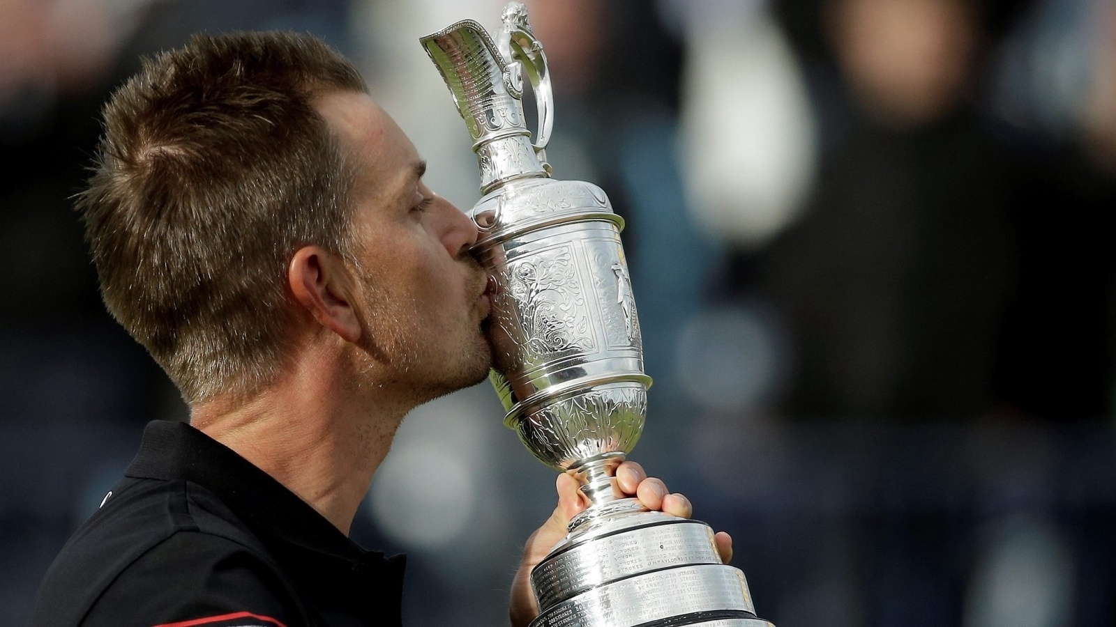 Henrik Stenson kysser bucklan efter att han vann British Open i golf Championship på Royal Troon Golf Club i Troon, Skottland. Stenson slog flera rekord i och med vinsten. Foto: Matt Dunham/AP via TT