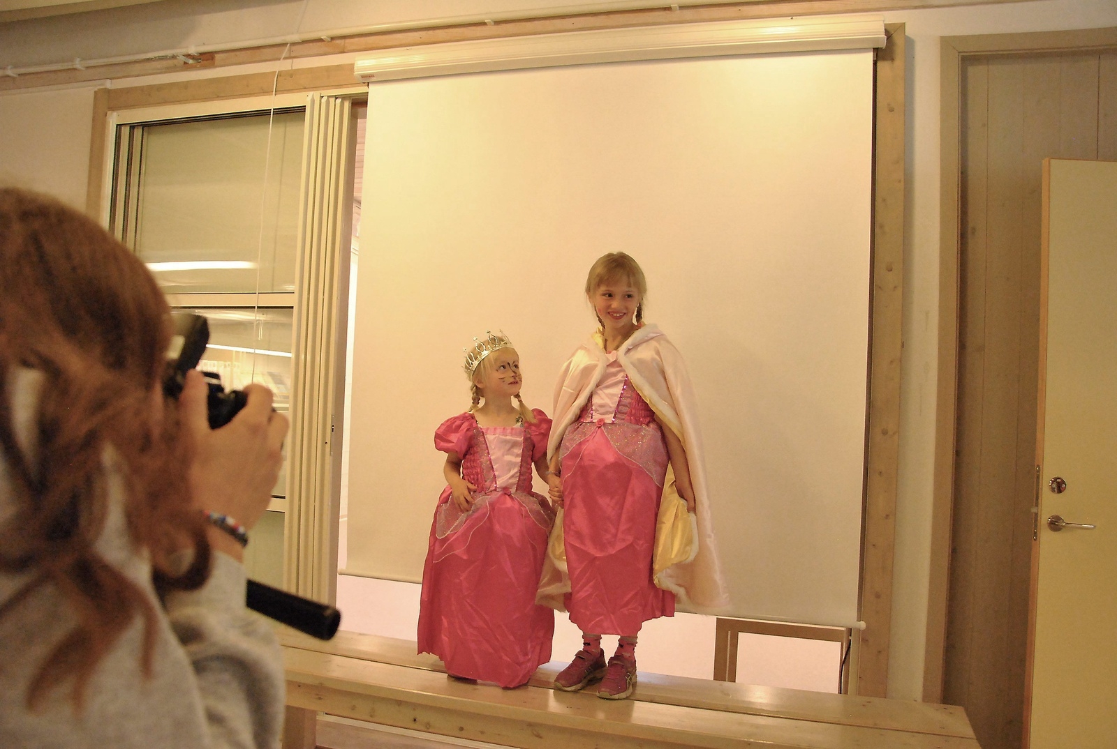 Malena och Viola Grov-Strömsodd trivdes som prinsessor. Foto: Axel Hilleskog