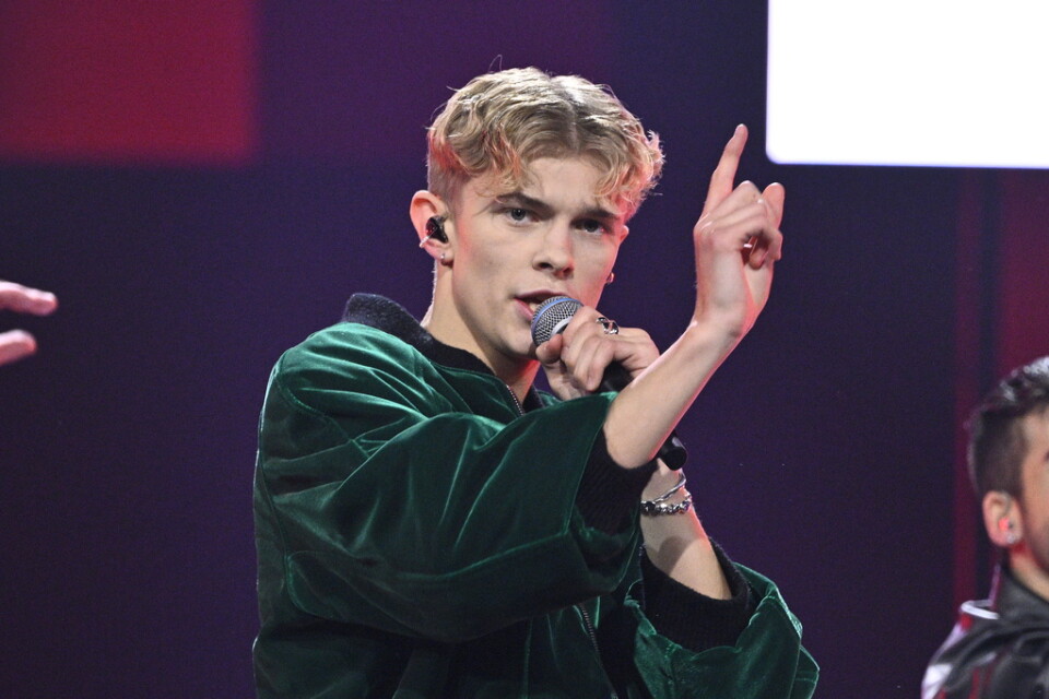 Theoz framförde låten "Mer av dig" under Melodifestivalens andra deltävling.