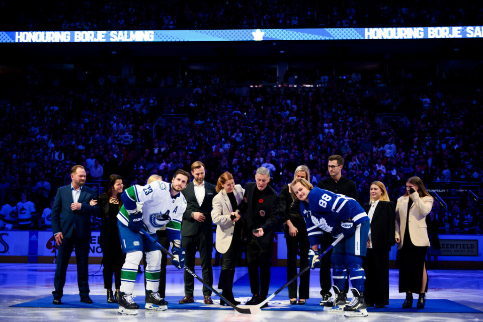 Omgiven av familjen fick Börje Salming släppa den ceremoniella första pucken till Vancouvers Oliver Ekman-Larsson (längst fram till vänster) och Torontos William Nylander (längst fram till höger).