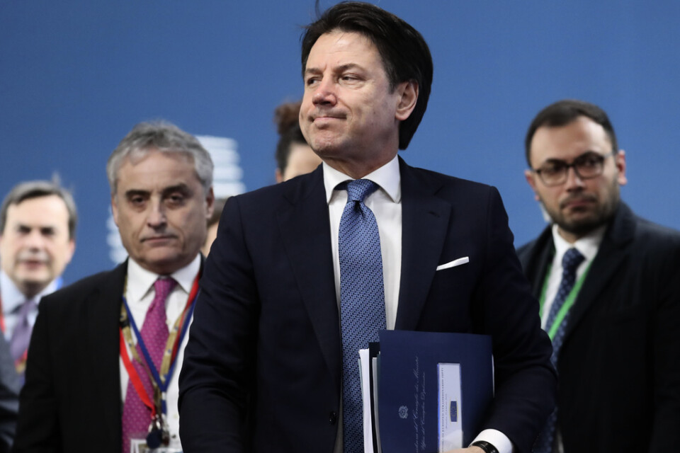 Italiens premiärminister Giuseppe Conte (mitten) lovar att ta fram ett förslag till en "mer ambitiös" EU-budget tillsammans med andra satsningsvilliga länder som Rumänien och Portugal. Arkivfoto.