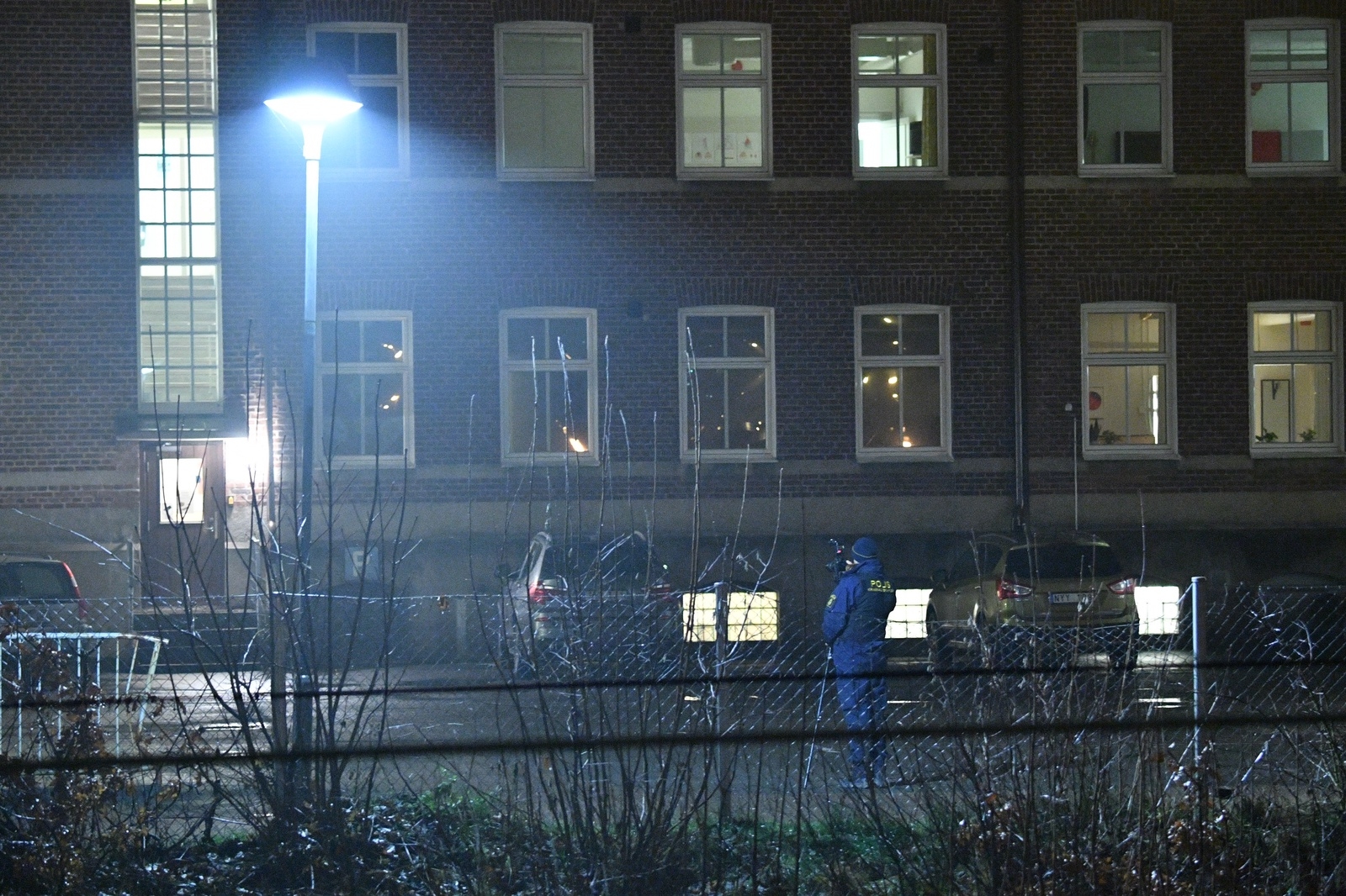 Polisens tekniker undersöker platsen efter en explosion på Hässleholms Tekniska skola. Foto: Johan Nilsson / TT