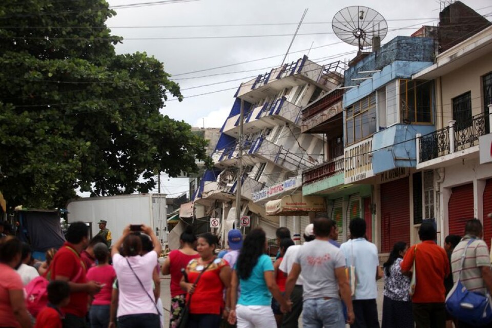 Boende i staden Matías Romero, i delstaten Oaxaca, utanför ett hotell som skadats svårt i jordbävningen.