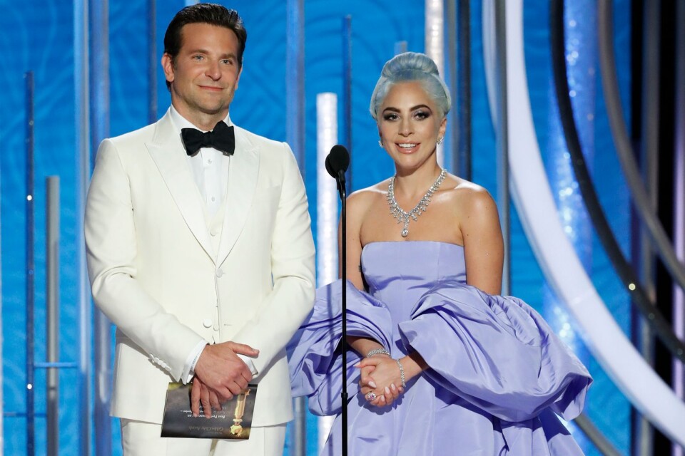 Bradley Cooper och Lady Gaga delade ut priset för bästa skådespelare i en komedi-tv-serie.