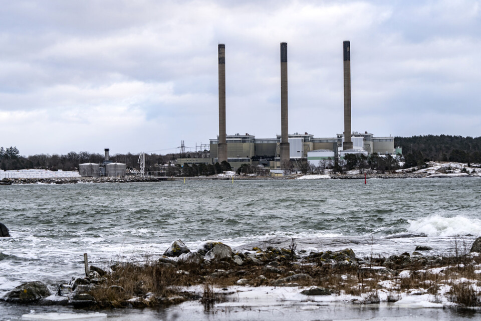 Det oljeeldade Karlshamnsverket i Stillerydshamnen i Karlshamn. Karlshamnsverket från 1969 är med sina tre ångpannor med tillhörande turbiner och generatorer på 3x335 MW Sveriges största fossileldade kondenskraftverk. Arkivbild.
