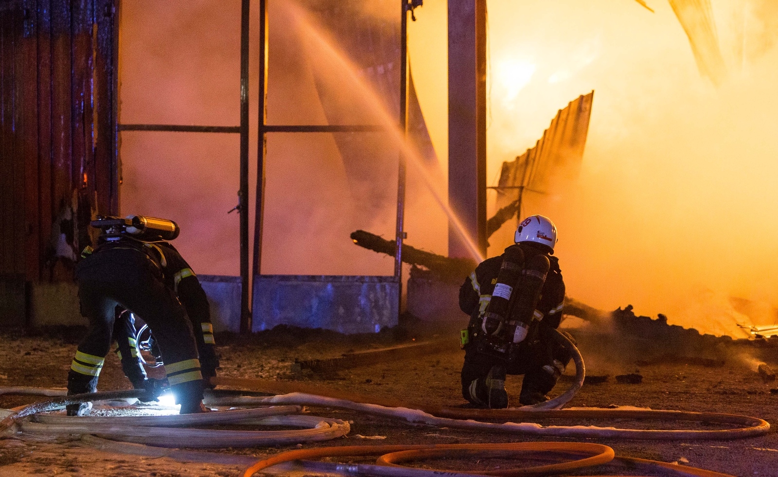 HÄSSLEHOLM 2017-07-24
Sent på måndagskvällen inkommer larm om brand i ett stall på Hallvägen i Tormestorp, strax söder om Hässleholm. När räddningstjänst anlände till platsen var stallbyggnaden övertänd. Inga dur fanns i stallet när branden bröt ut. Räddningsinsatsen inriktades på att skydda intill liggande boningshus och carport. Vad som orsakat branden är oklart. Eftersläckningsarbetet kommer att pågå under stora delar av natten.

Foto: Peo Möller / TOPNEWS.se

brand, stall, lågor, eld, räddningstjänst