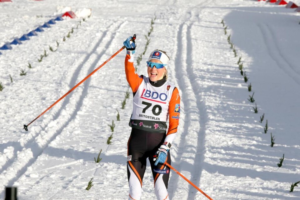 Therese Johaug blir garanterat ett stort hot mot Charlotte Kalla i skidspåren i vintern. Johaug utklassade alla i den norska säsongspremiären i Beitostølen och vann med 38,4 sekunder före Heidi Weng i 7,5-kilometersloppet i klassisk stil. Även i fjol va