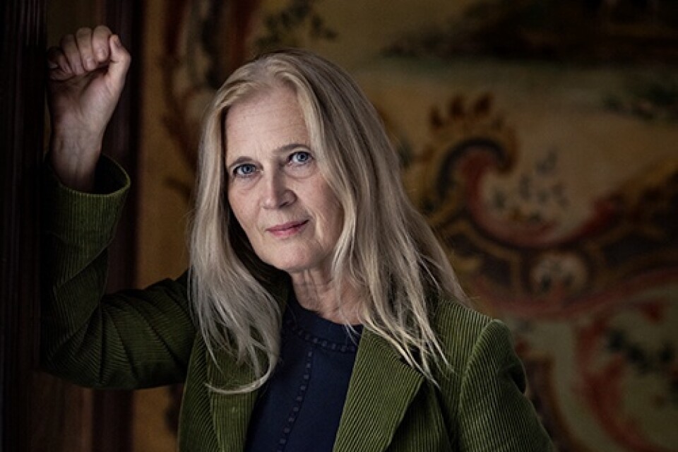 Katarina Frostenson, född 1953, har gett ut flera diktsamlingar och även skrivit prosa, libretton och dramatik, samt varit översättare. Hon har även varit medlem av Svenska Akademien.