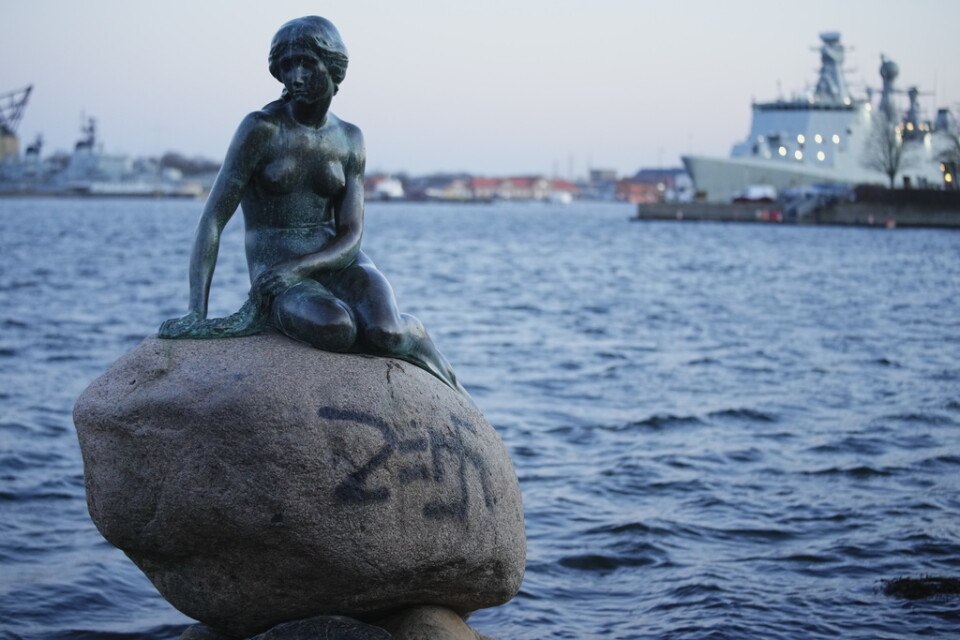Statyn Den lilla sjöjungfrun utsattes för skadegörelse när någon sprejmålade symboler på stenen hon vilar på. Även en kyrka utsattes för klotter.