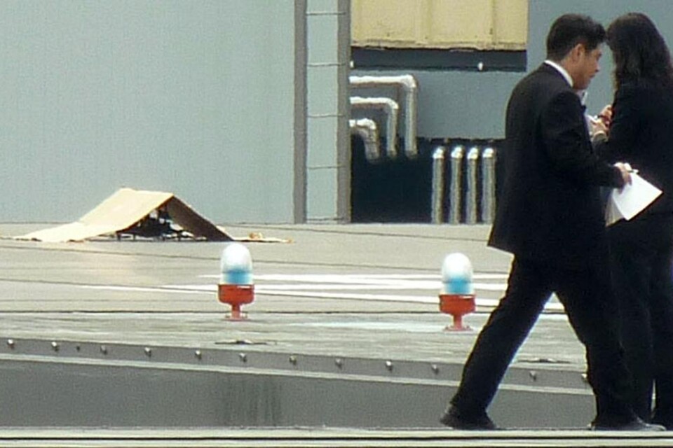 En 40-årig japansk man har gripits efter att tidigare i veckan ha landat en radioaktiv drönare på den japanske premiärministerns Shinzo Abes kansli. Mannen överlämnade sig själv till polisen, och förklarade att drönaren placerats på taket som en protes