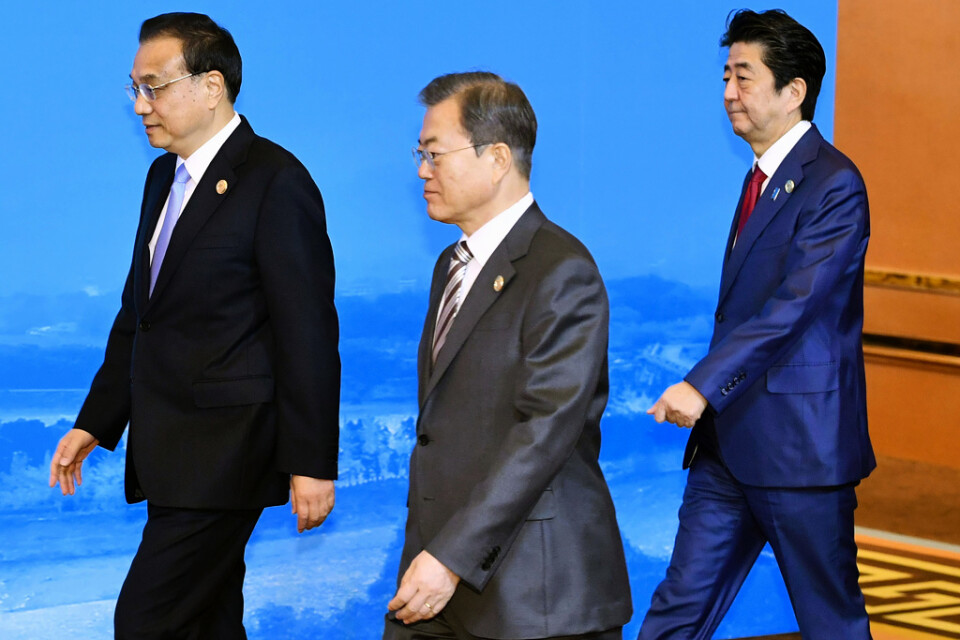 Li Keqiang, Moon Jae-In och Shinzo Abe vid inledningen av toppmötet i Chengdu.