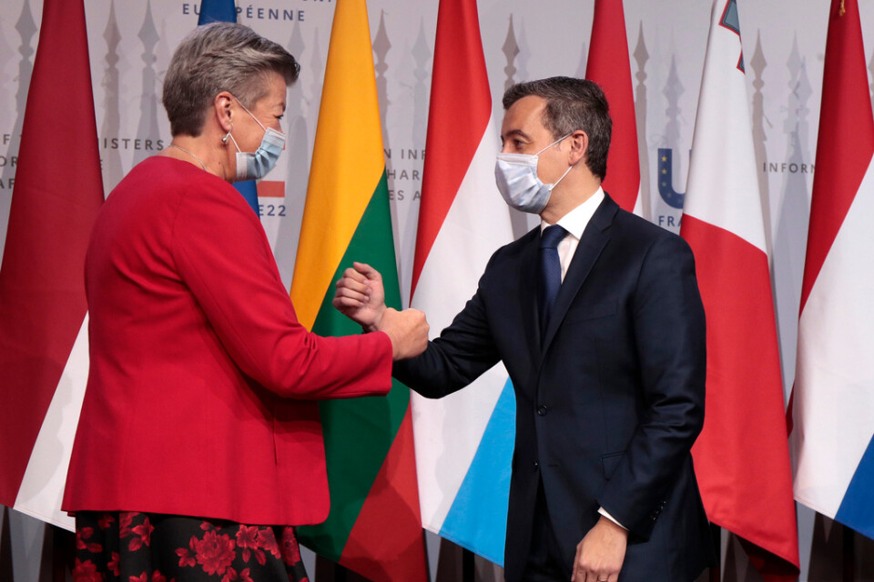 EU:s inrikeskommissionär Ylva Johansson skakar näve med Frankrikes inrikesminister Gérald Darmanin på väg in till torsdagens informella ministermöte i Lille.