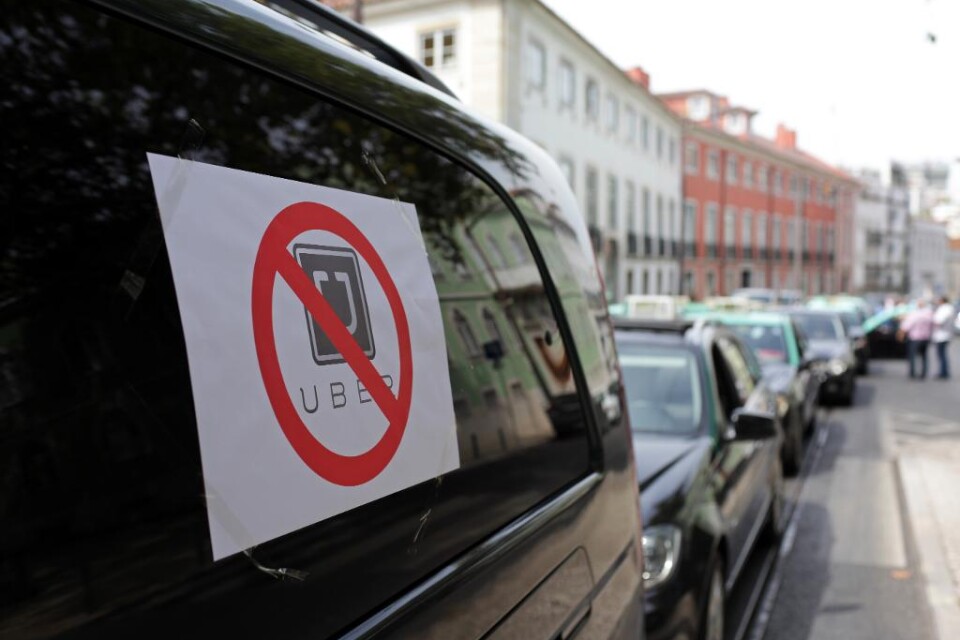 En Uberpop-förare i Stockholm blev den första att dömas för den omdebatterade taxiverksamheten, där privatpersoner kör passagerare i sina egna bilar, skriver Transportarbetaren. - Den (domen) bekräftar vår uppfattning att Uberpop inte är något annat än