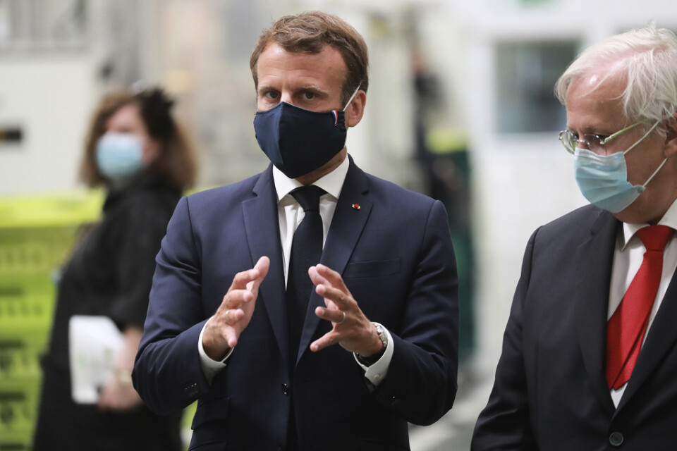 Frankriks president Emmanuel Macron under ett besök hos den franske bildelstillverkaren Valeo.