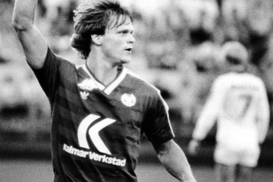 Klassisk målgest från en av Kalmar FF:s vassaste målskyttar genom tiderna. Peter Karlsson blev allsvensk skyttekung 1985 och gjorde totalt 55 allsvenska mål under sex säsonger ? tre i Kalmar FF och tre i Örgryte.