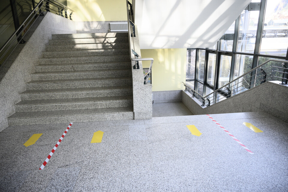 Skolorna har öppnat igen, men med stora anpassningar. Eleverna på Max Valier-gymnasiet uppmanas bland annat att hålla avstånd i trappor och korridorer.