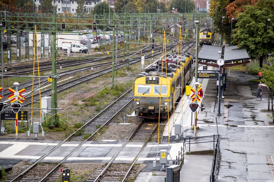 Det är inte särskilt enkelt att pendla med tåg mellan Borås och Göteborg, skriver Mattias Josefsson, vd Europakorridoren. 1 400 bussar passerar istället dagligen vid Kallebäck strax utanför Göteborg.