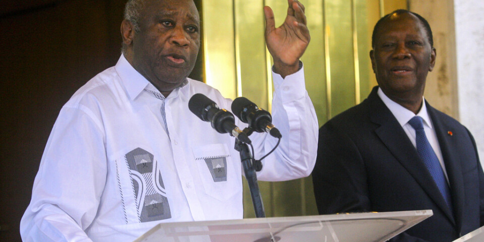Den tidigare presidenten Laurent Gbagbo, till vänster, och den nuvarande Alassane Ouattara, till höger, under ett möte i presidentpalatset förra sommaren. Arkivbild.