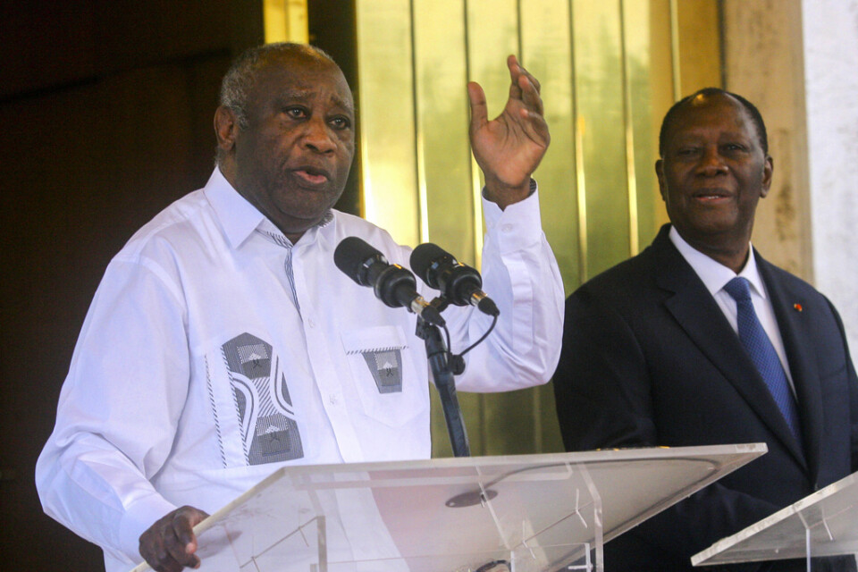 Den tidigare presidenten Laurent Gbagbo, till vänster, och den nuvarande Alassane Ouattara, till höger, under ett möte i presidentpalatset förra sommaren. Arkivbild.