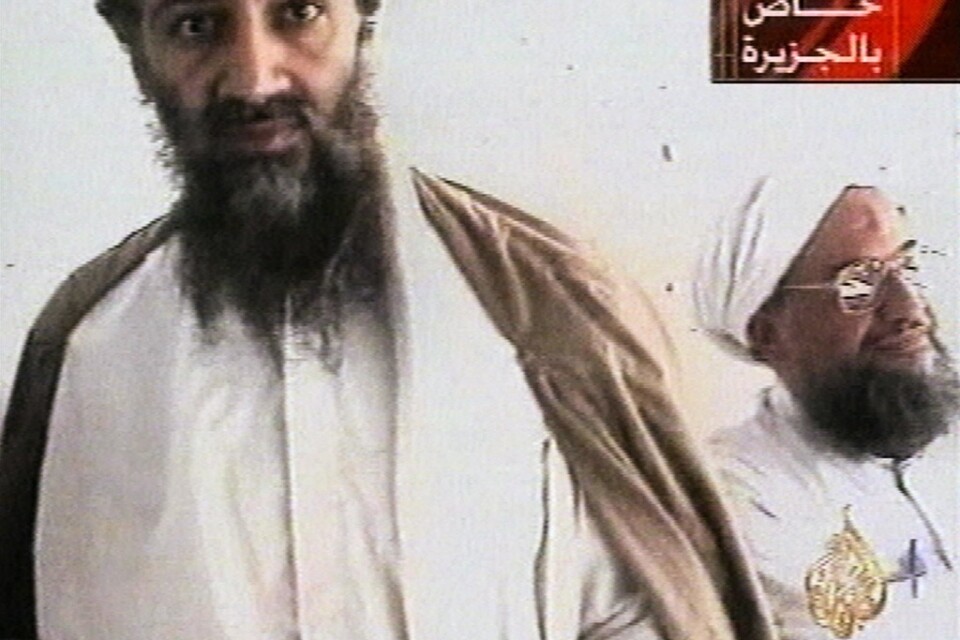 Den ökände terrorledaren Usama bin Ladin (till vänster) och Ayman al-Zawahiri (till höger) på bild tagen från en tv-sändning i oktober 2001.