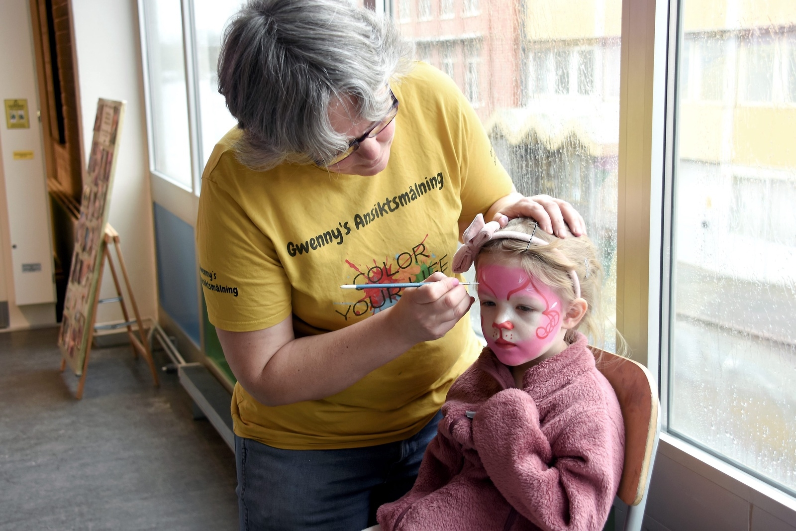 Gwenny van Dooren som är professionell ansiktsmålare målade lilla Tuva till en rosa katt. Foto: Helén Fingalsson