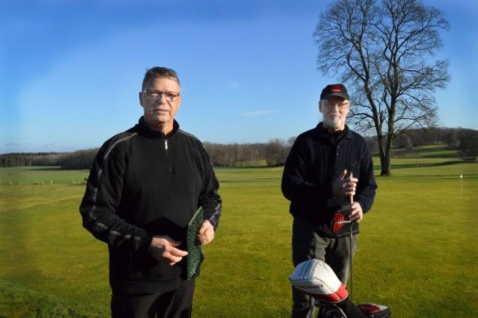 كارلKarl-Axel Petersson إلى اليمين، من Hans Sjöbohm.  Karl-Erik Pettersson يقوم على خدمة ملعب الغولف في أوسترا يونغي منذ فترة طويلة.