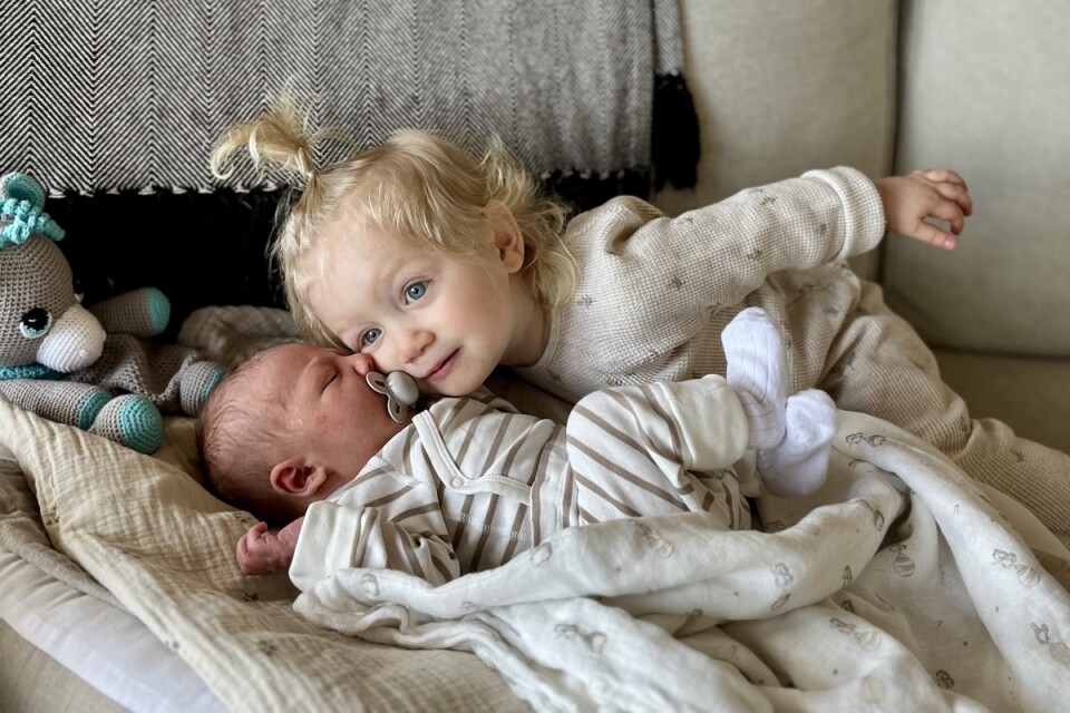 Storasyster Lovisa är omåttligt förtjust i sin lillebror Alfred som föddes den 30 april.