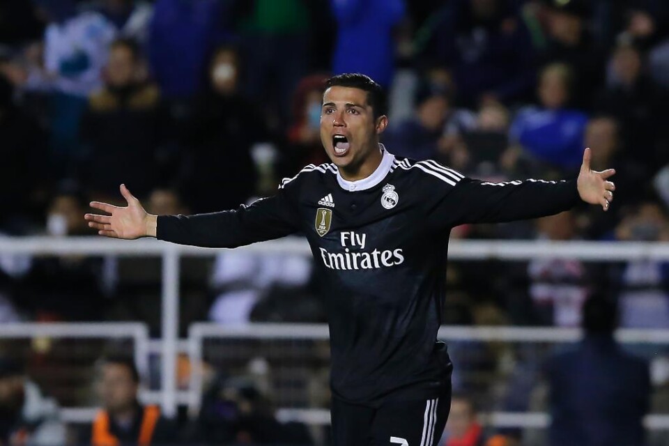 Cristiano Ronaldo slipper att bli avstängd efter att ha fått ett femte gult kort i La Liga. Den spanska ligan backar eftersom tv-reprisen på händelsen, i Real Madrids match mot Rayo Vallecano i onsdags, visar att den portugisiske fotbollsstjärnan inte f