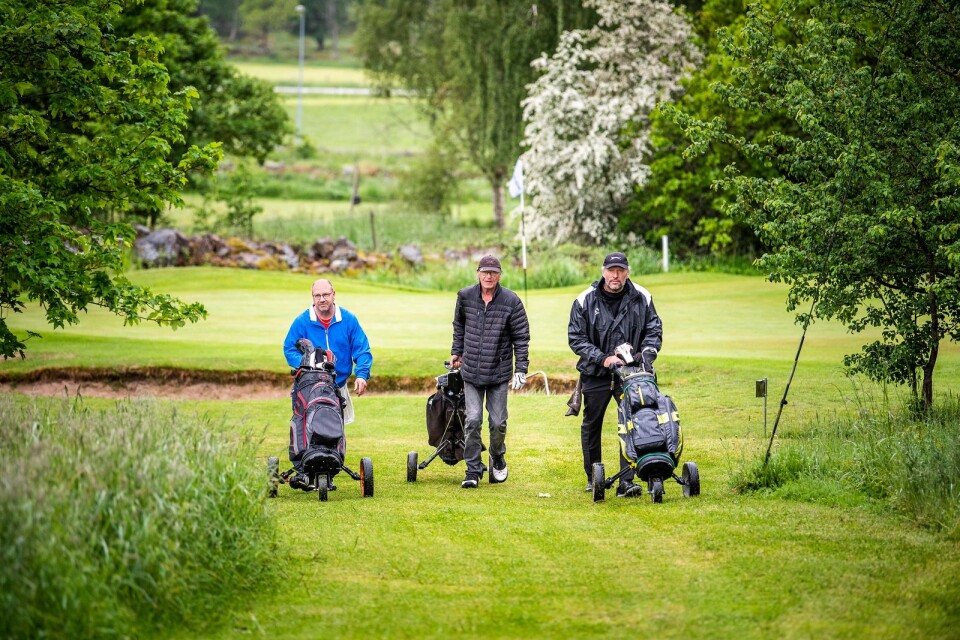På Leråkra golfklubb kan både medlemmar, gäster och nybörjare spela.