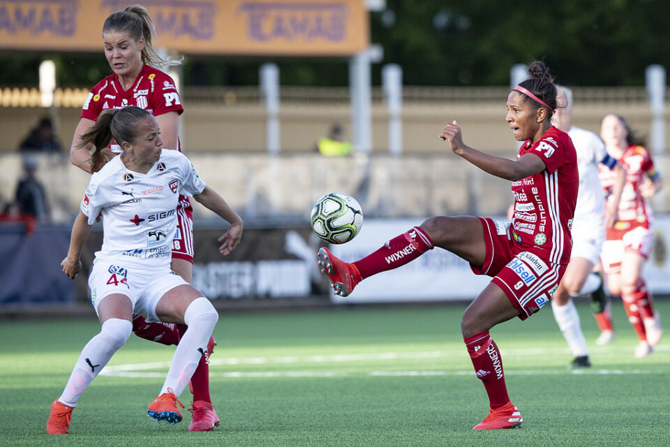 Uefa vill förbättra för kvinnliga fotbollsspelare. Här en damallsvensk match mellan Rosengård och Piteå.