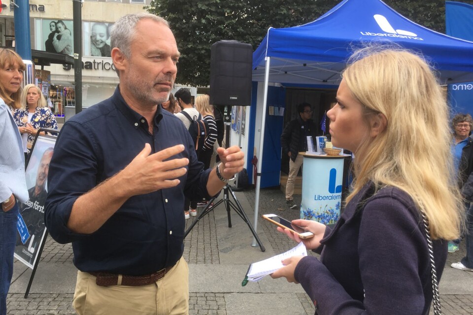 Ledarsidans Amanda Broberg intervjuar partiledare Jan Björklund (L)  utanför Liberalernas valstuga på Stora torget.