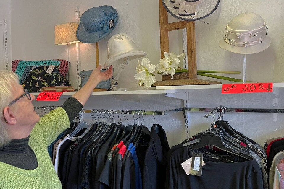 På lagret hittade Ann-Christine två hattar hennes mor tillverkat, på 1980-talet men tidstypiska för 1920-tal. De finns nu att beskåda i butiken.