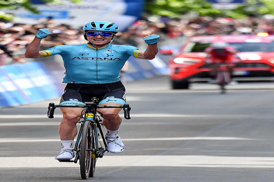 Den spanska cyklisten Pello Bilbao firar segern på den sjunde etappen av Giro d'Italia.