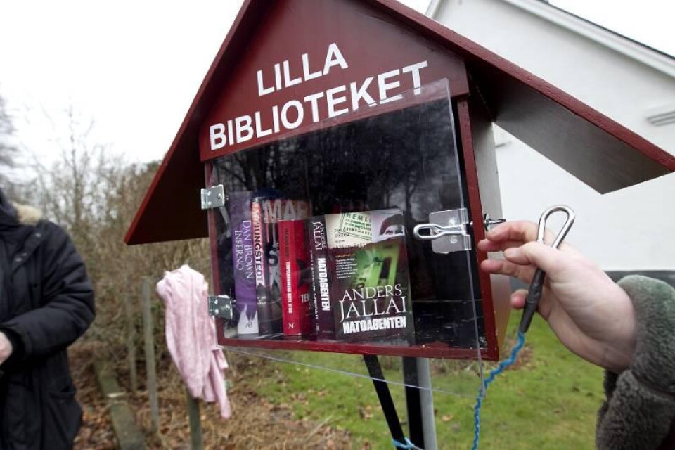 Byalagets medlemmar hjälptes åt att fylla det lilla biblioteket i Bjärsjölagård.