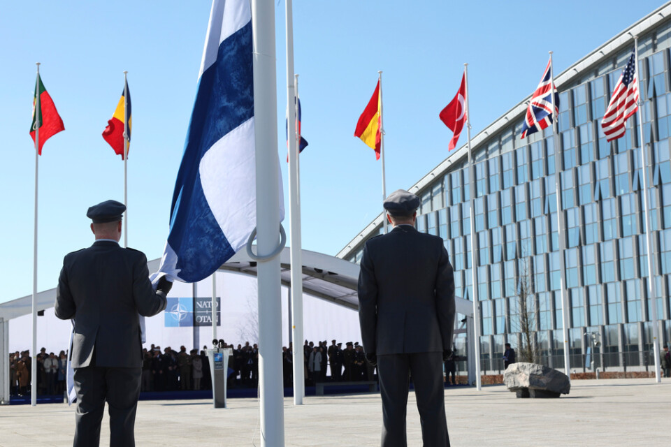 Finlands flagga på väg att hissas utanför Natohögkvarteret i Bryssel.