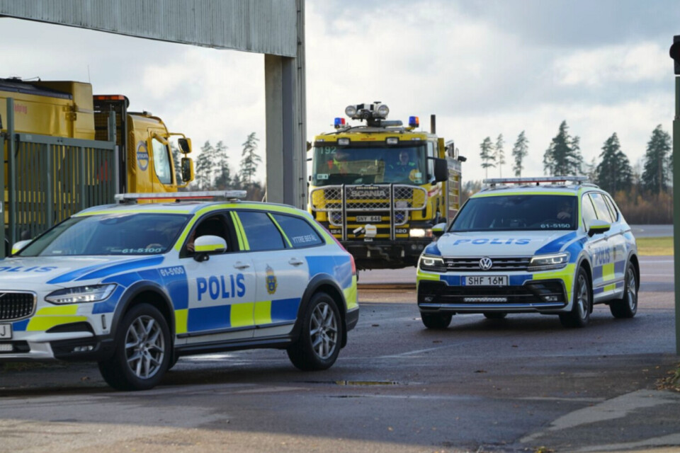 Småland Airport fick i oktober 2021 stängas av för trafik när två klimataktivister limmade fast sina händer på landningsbanan.