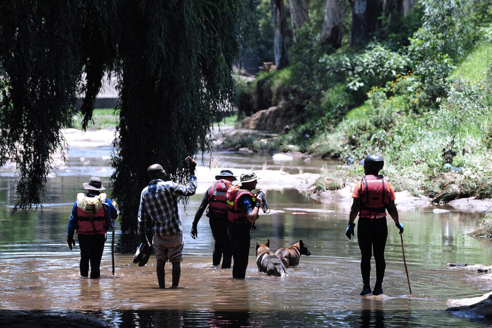 Sökande efter överlevande i floden Jukskei utanför Johannesburg.