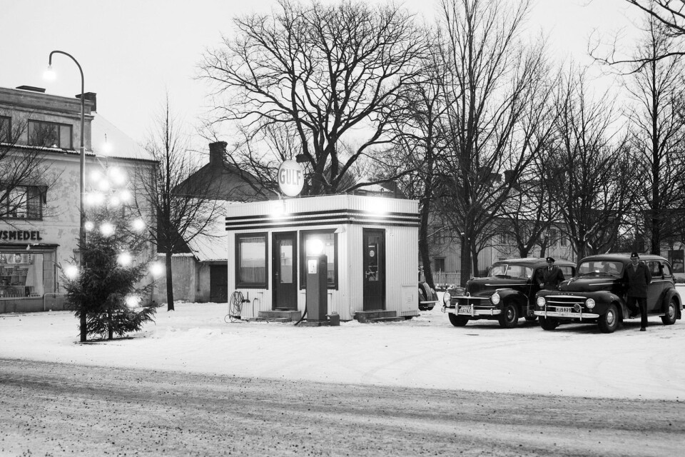 Taxistation på torget. Albert Rydén med sin amerikanare och Sigge Larsson med sin Volvo-sugga.