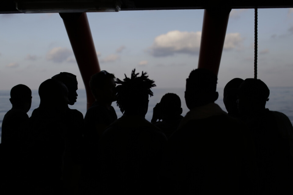 Migranter ombord på Ocean Viking spanar ut mot havet.