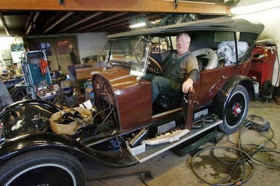 Studebakern, modell 1923, får en total översyn av motorn i Kjells verkstad. Kjell gör det mesta själv med hjälp av sina digra maskinpark. BILD: BASS NILSSON
