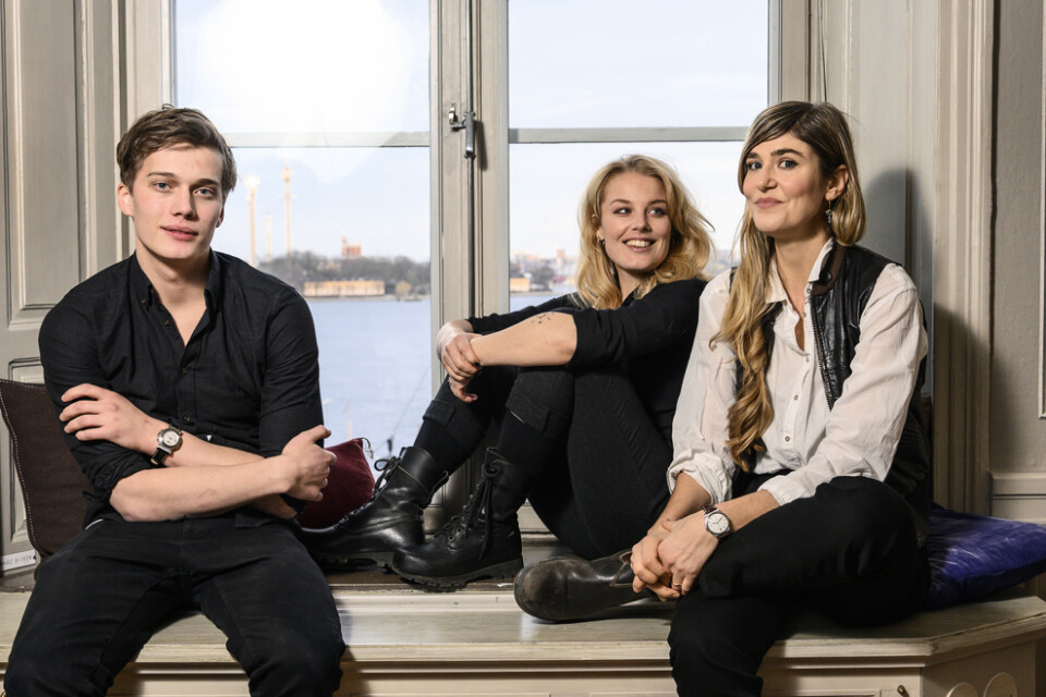 Lisa Langseth (till höger) tillsammans med skådespelarna Björn Mosten och Ida Engvoll från tv-serien "Kärlek och anarki" som får premiär på Netflix i slutet av året.