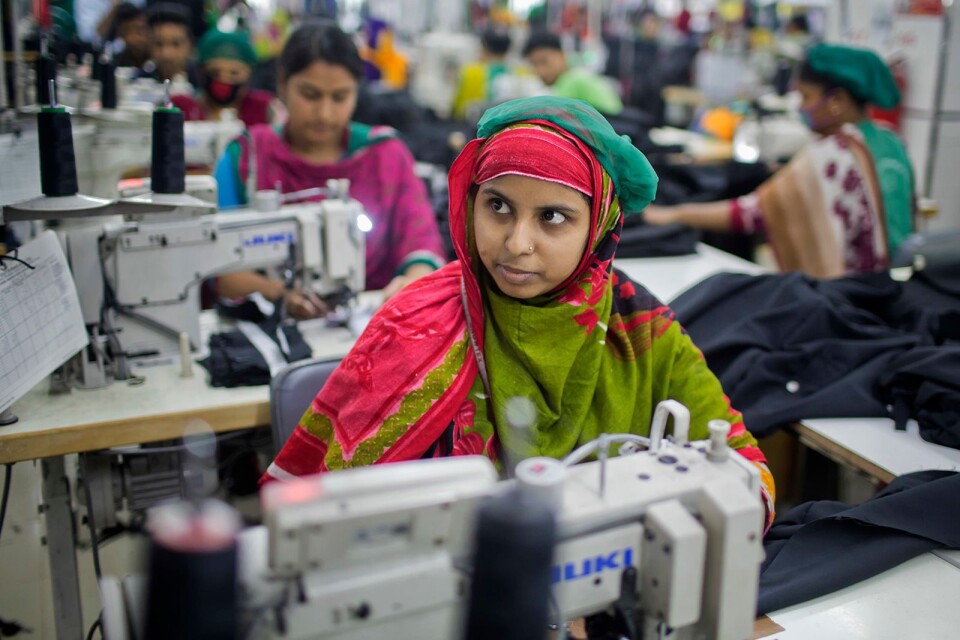 Fattigt, farligt – men också en chans till bättre utkomst än annars. Så ser verkligheten ut för många anställda inom textilindustrin i bland annat Bangladesh.