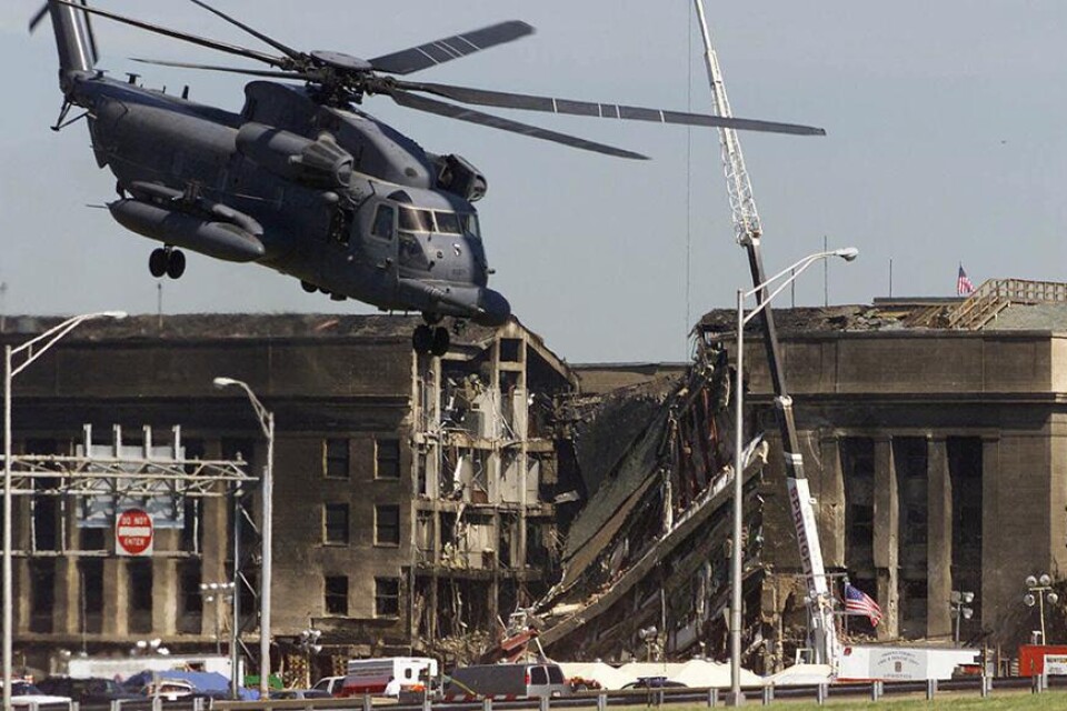 Ett av de kapade planen kraschade in i Pentagon. Bilden är tagen dagen efter attacken.
