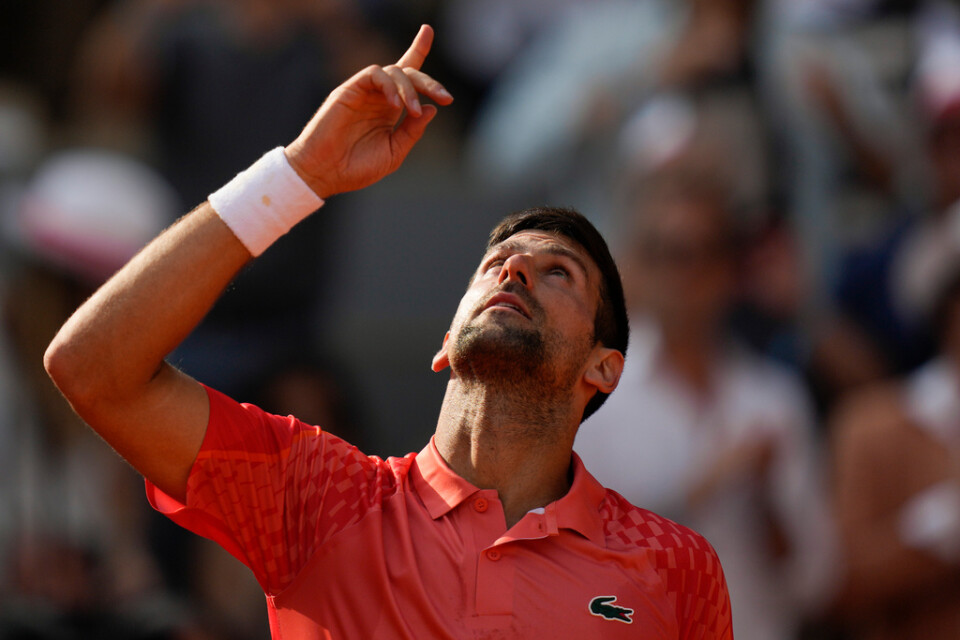 Novak Djokovic tackar högre makter för semifinalsegern i Paris. Idag kan han bli en historisk vinnare i Franska mästerskapen.